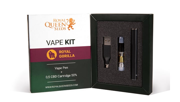 Een zwarte doos met een wit etiket met de tekst "VAPE KIT" en "ROYAL GORILLA". De doos is open en bevat een vape-pen, een cartridge en een USB-oplader.