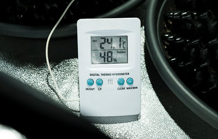 Digitale thermo-hygrometer die een temperatuur van 24°C en een luchtvochtigheid van 48% aangeeft voor nauwkeurige monitoring van het binnenklimaat.