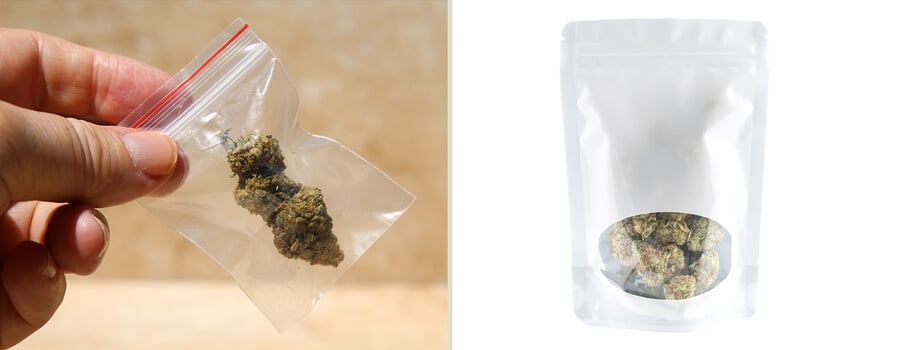 Vergelijking van cannabisverpakkingen: een doorzichtige plastic zak en een moderne Mylar-zak. Benadrukt de evolutie van cannabisverpakking van eenvoudige methoden naar geavanceerde conserveringsoplossingen.